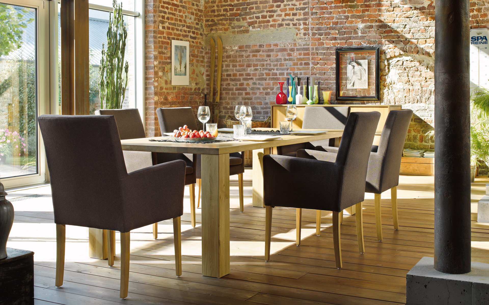 Stühle, Sessel und Tische von Mobitec Systems SA